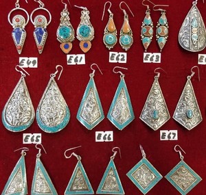 ต่างหูแบบห้อยสไตล์คลาสสิกจาก Asthamangal Gift Craft ทำจากโลหะผสม ประดับเพชรแบบ Channel Setting สีโรสโกลด์ ทำด้วยมือจากเนปาล เหมาะสำหรับผู้หญิงในงานปาร์ตี้หรือโอกาสพิเศษ (รุ่นต่างๆ) - Product Image 3