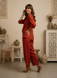 Conjunto coordinado Prayosha Enterprise para mujer en color rojo óxido, conjunto de dos piezas con blusa tipo túnica de manga tres cuartos y pantalón recto. - Product Image 2