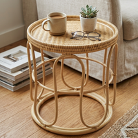 Table basse et table d'appoint en rotin naturel tressé, fabriquées à la main par des artisans, pour un salon moderne