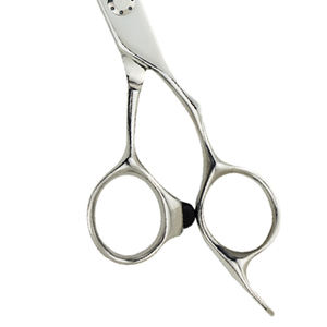 กรรไกรซอยผม 6 นิ้ว สำหรับมืออาชีพ ตัดผมได้คมกริบ ผลิตจากเหล็กกล้าไร้สนิม 4Cr13 สำหรับคนถนัดขวา 30 ซี่ฟัน ใช้ในร้านตัดผม - Product Image 3