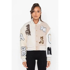 เสื้อแจ็คเก็ตเบสบอลแบบวาร์ซิตี้สำหรับผู้หญิง ปักลายตัวอักษร ตัวเสื้อทำจากผ้าขนสัตว์ แขนเสื้อทำจากหนัง รับผลิตแบบ OEM ODM พร้อมบริการตัวอย่าง - Product Image 4