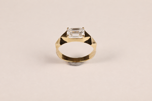 Anillo de compromiso de oro amarillo con diamante talla esmeralda, estilo clásico, diamante certificado por IGI en oro de 10K, 14K, 18K, plata 925, 935 - Product Image 2