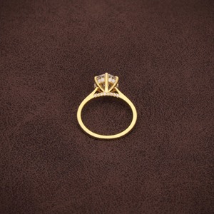 Anillo de Diamante Cultivado en Laboratorio con Corte Redondo en Oro Amarillo de 14K con Certificado IGI y Claridad VVS para Mujer - Product Image 4
