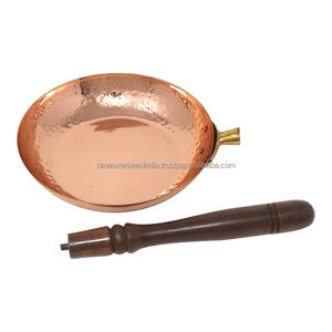 Poêle à frire ronde en cuivre avec manche en bois - Product Image 2