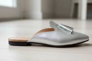 รองเท้าส้นเตี้ยหนังสีเงินสำหรับผู้หญิง – รองเท้าส้นเตี้ยแบบสวมปลายแหลมทำมือพร้อมพู่ห้อย – รองเท้าสไตล์โมร็อกโก - Product Image 2