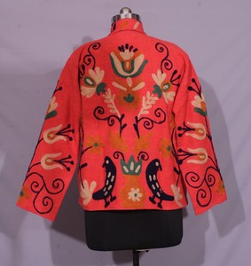 Chaqueta de tela TNT con diseño floral y de pájaros bordados en rojo Suzani, hecha a mano, para bodas y ocasiones festivas. - Product Image 3
