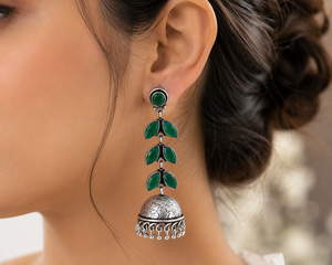 Boucles d'oreilles pendantes Jhumka longues, style bohème, en laiton argenté oxydé avec pierre marquise verte, faites à la main, pour mariage indien, style statement - Product Image 2