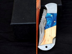 Couteau pliant artisanal en acier Damas cuivré avec manche en bois - OEM/ODM/Vente en gros - Couteau de survie personnalisable pour le camping, la chasse et les activités de plein air - Product Image 4