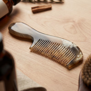 Peigne en corne de bœuf naturelle, antistatique, démêlant, masseur de cuir chevelu, soin des cheveux écologique, cadeau par HF Crafts - Product Image 2