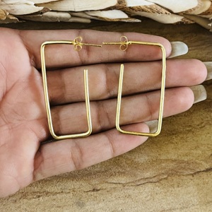 Boucles d'oreilles créoles rectangulaires minimalistes, modèle populaire, en laiton pour hommes, finition laiton antique, design géométrique, vente en gros/OEM/ODM - Product Image 3
