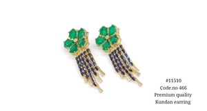 Boucles d'oreilles pendantes Kundan 11510, plaquées or, en laiton, bijoux fantaisie, motif fleur, avec pompon en rubis verts, pour mariage et fêtes. - Product Image 3