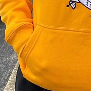 Sweat à capuche unisexe bleu roi et or à manches longues avec imprimé graphique et poche kangourou, style streetwear décontracté - Product Image 6