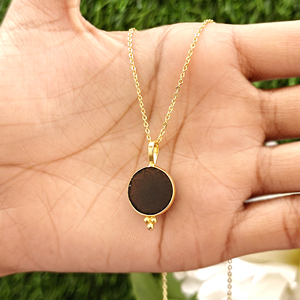 Collar minimalista con dijes de turquesa, cuarzo rosa, ónix negro, piedras preciosas redondas y colgante de flor tallada en oro de 18k. - Product Image 5