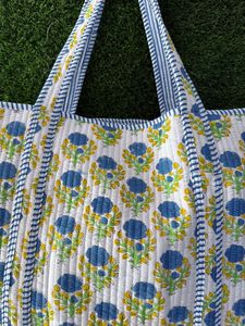 Bolso tote de diseñador con estampado floral y volantes, acolchado de algodón, reutilizable, para llevar al hombro, para compras diarias, con marca personalizada - Product Image 2