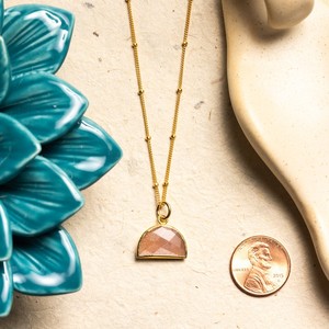 Élégant Collier Pendentif en Pierre de Lune Pêche Plaqué Or, Demi-Cercle Géométrique, Chaîne Satellite 14K, Cadeau Polyvalent pour Elle - Product Image 1