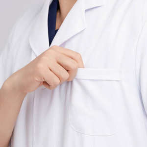 Ventes en gros de blouses de laboratoire médicales personnalisées à manches courtes pour hommes et femmes, blouses de laboratoire unisexes blanches avec 3 poches - Product Image 4