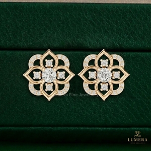Boucles d'oreilles de luxe en or avec diamants de laboratoire, motif floral à quatre pétales, pierres centrales rondes brillantes et accents de diamants pavés - Product Image 5