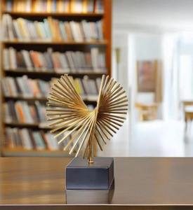 Sculpture décorative abstraite en métal doré, parfaite pour la décoration moderne de la maison, du salon et comme accent artistique d'intérieur, provenant d'Inde. - Product Image 3