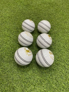 Pelotas de Cricket Blancas SG CLUB, Tamaño para Hombre - Product Image 5