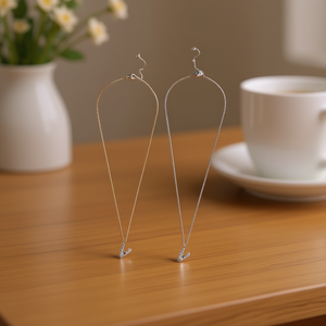 Collana con Ciondolo a Forma di Lettera V in Acciaio Inossidabile, Design Minimalista per Uso Quotidiano, Unisex - Product Image 3