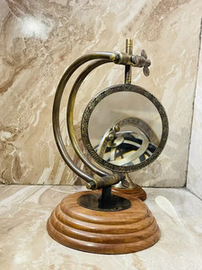 Lupa de Escritorio Vintage con Base de Madera y Soporte de Latón Ajustable para Oficina y Lectura - Product Image 3