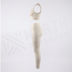 Ensemble de yoga 2 pièces pour femme, imprimé serpent beige, haut court zippé et leggings taille haute longueur intégrale - Product Image 3