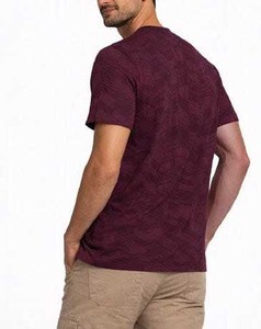 เสื้อยืดผู้ชายน้ำหนักเบา ระบายอากาศได้ดี สีพื้น ผ้าฝ้ายสีแดงเลือดหมู ลายเรขาคณิต คอกลม ใส่สบาย ทันสมัย เหมาะสำหรับใส่ลำลอง - Product Image 2