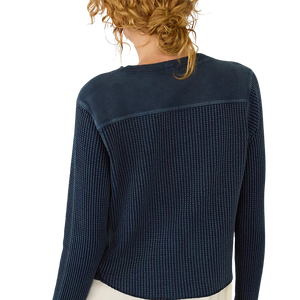 T-shirt en coton tricoté à manches longues et col rond pour femme, coupe ajustée, couleur unie, décontracté, respirant, texture gaufrée, bleu, vente en gros - Product Image 2