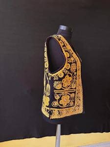 Chaleco clásico afgano de terciopelo granate para hombre con adornos tradicionales de monedas y bordados intrincados con espejos, estilo tribal Kuchi. - Product Image 3