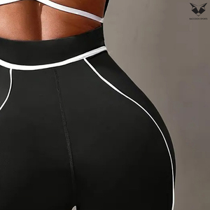 Combinaison de sport noire sans manches à bretelles croisées pour femme, très extensible, avec accents blancs, confortable et offrant un bon maintien pour le yoga - Product Image 6