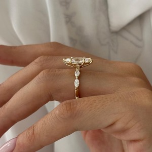 Bague de fiançailles tendance en or jaune 18 carats avec 2 diamants de laboratoire en forme de marquise pour les acheteurs en gros - Product Image 3