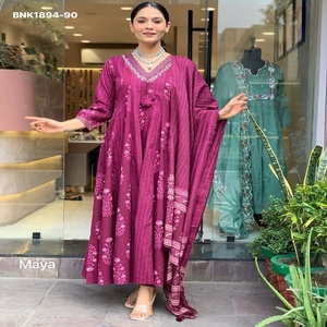 Hermoso conjunto de rayón con diseño estampado, cuello en V y pantalón Anarkali largo con dupatta, proveedor de la India a precio mayorista. - Product Image 1