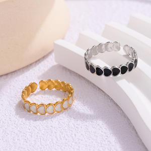 Bonito anillo de corazón de acero inoxidable minimalista con chapado en oro de 18 quilates tamaño ajustable para mujer - Product Image 4