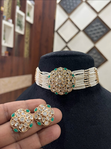 Conjunto de collar choker Kundan de calidad premium que complementa todos los atuendos: sari, trajes, lehenga, estilo indo-occidental, diseño elegante y sofisticado. - Product Image 2