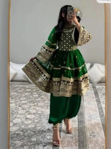 Impresionante vestido largo afgano con elaborados bordados en las mangas, falda amplia circular acampanada y espejos tradicionales. - Product Image 3