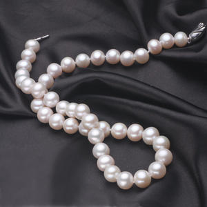 Collier de perles d'eau douce presque rondes de 10-11 mm en gros, Zhuji, forte luminosité avec de légères imperfections - Product Image 4