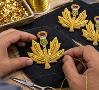 Badges à épingler en feutre non tissé brodés de paillettes à motif étoile vintage, design feuille d'érable dorée, 2 pièces pour la décoration de vêtements