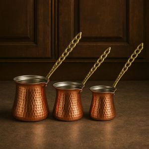 Cezve à café turc artisanal en métal avec surface décorative et poignée en bois, conçu pour les méthodes classiques de préparation du café - Product Image 1