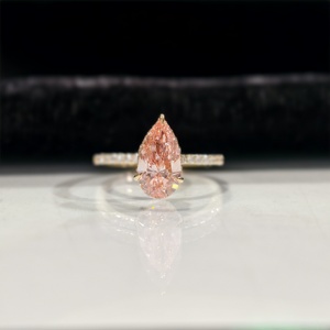 Anillo de Compromiso Aries Jewel Pave Band con Diamante Rosa Fantasía de Laboratorio de 2 Ct, Corte Pera, Oro de 14K, con Certificado IGI, para Aniversario o Boda - Product Image 3