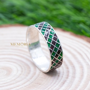 Vente en gros de bagues vintage unisexes en argent sterling 925 avec motif géométrique en émail rouge et vert, bijoux Memoria - Product Image 5