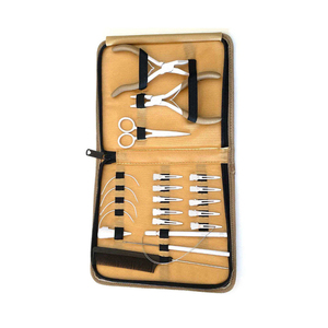 Kit d'outils pour extensions de cheveux en acier inoxydable noir et or avec logo personnalisé, comprenant des pinces, un anneau de séparation et une aiguille à coudre pour les trames. - Product Image 5