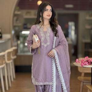 Ensemble salwar kameez en soie satinée traditionnelle, tendance et design, couleur blanche, style palazzo, pour mariages, fêtes et festivals - Product Image 1