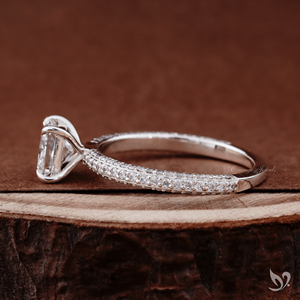 Anillo de compromiso de oro blanco de 10K con diamante de laboratorio de corte princesa de 1 quilate, anillo cuadrado limpio con banda pavé de tres hileras - Product Image 2