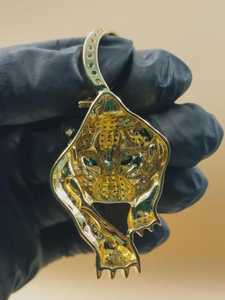 Pendentif panthère de luxe en or 18 carats avec moissanite et yeux d'émeraude, breloque animale thématique pour cadeau unisexe - Product Image 3