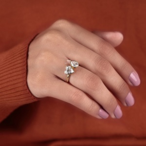 Anillo de compromiso Toi Et Moi de oro de 14K con diamante en forma de corazón y pera, engaste de bisel, 3.25 TCW, certificado IGI, joyería nupcial minimalista, venta al por mayor, personalizado - Product Image 5
