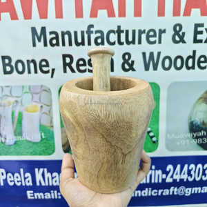 Mortier et pilon en bois de fabrication artisanale, pour moudre les épices et les herbes, avec un design traditionnel fait main, pour une utilisation en cuisine. - Product Image 5