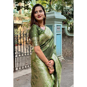 ผ้าซารีทอแบบ Banarasi สีเขียวลาย Mehandi ของ Elite Weaves ผลิตจากผ้าไหมเนื้อนุ่มและเส้นด้าย Zari เหมาะสำหรับชุดราตรี - Product Image 3