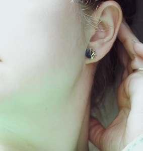 Boucles d'oreilles clous en résine cristalline fumée, faites à la main, effet émaillé, motif Fleur de Lune Moderne, Perle de Minuit, Éclat Céleste - Product Image 4