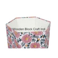 Poubelle décorative ouverte faite à la main en carton PP imprimé au bloc, avec enveloppe en tissu 100 % coton.