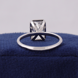 Bague de fiançailles en diamant de laboratoire taille radiant 4 carats, or blanc 14 carats, sertie clos, certifiée IGI - Product Image 5
